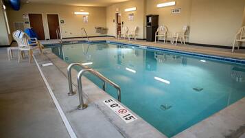 สระว่ายน้ำในร่ม, เก้าอี้อาบแดดริมสระ