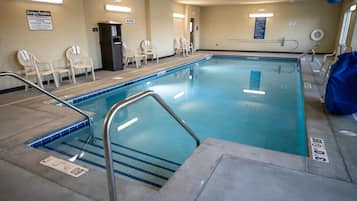 Indoor pool, sun loungers