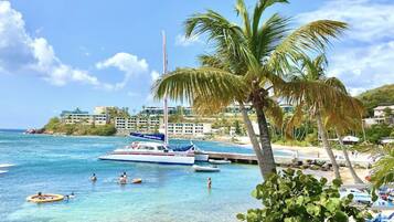 Plage, chaises longues, serviettes de plage