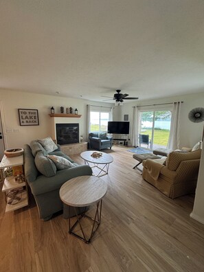 Smart TV, books, printers - Lakefront Vacation Home (Kalkaska)
