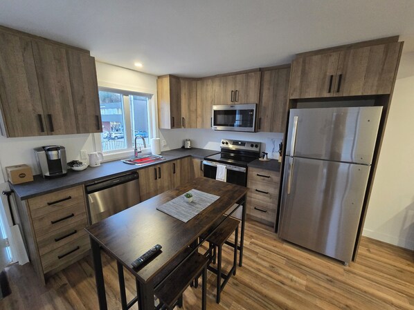 Family Suite, Ensuite, City View | Private kitchen | Full-size fridge, microwave, blender, mixer - Le Waynewright (Saint-Raymond)