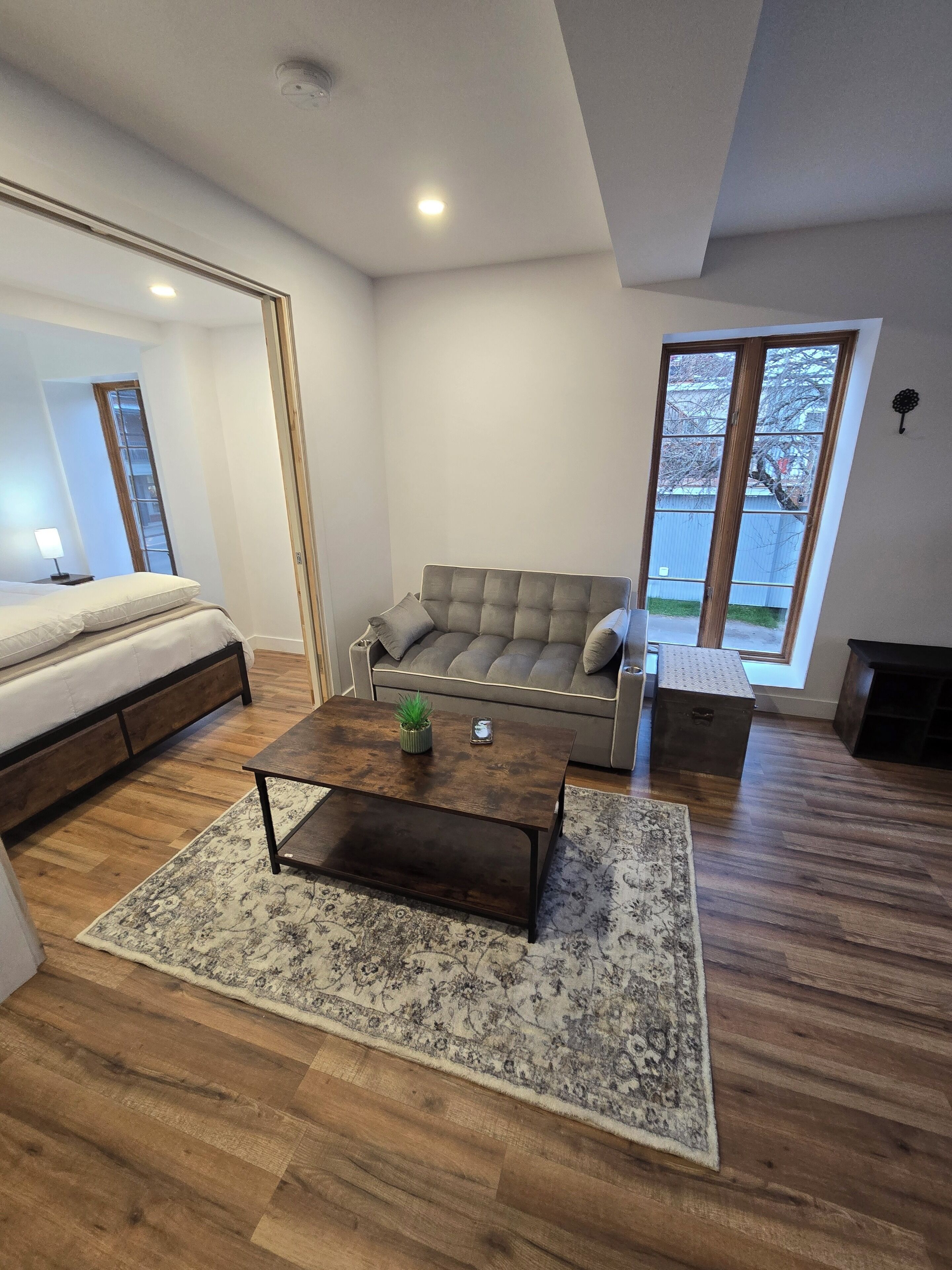 Familien-Suite, mit Bad, Stadtblick | Wohnbereich | 42-Zoll-Smart-TV mit Digitalempfang, Fernseher, Netflix