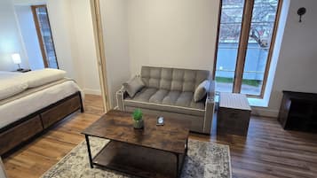 Familien-Suite, mit Bad, Stadtblick | Wohnbereich | 42-Zoll-Smart-TV mit Digitalempfang, Fernseher, Netflix