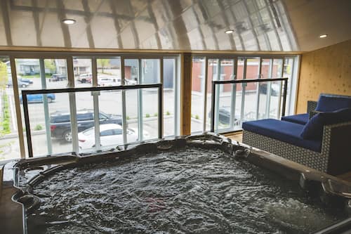 Indoor spa tub
