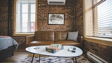 Studio Standard | Vardagsrum | 42-tums smart-tv med digitalkanaler, tv och Netflix