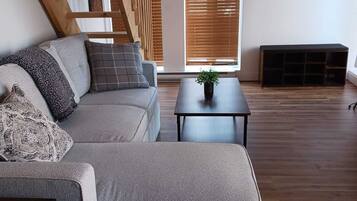 Familien-Loft, mit Bad, Stadtblick | Wohnbereich | 42-Zoll-Smart-TV mit Digitalempfang, Fernseher, Netflix