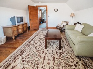 Een televisie en een open haard