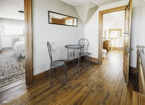 2 slaapkamers, een bureau, een strijkplank/strijkijzer, wifi