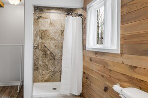 Ensemble baignoire-douche, séchoir à cheveux, serviettes fournies, savon