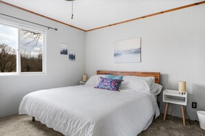 3 bedrooms, desk, travel cot, WiFi