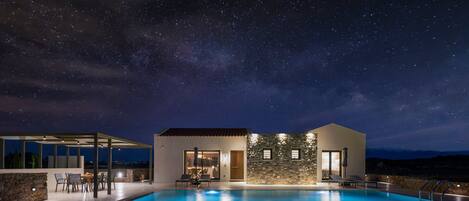 Una piscina al aire libre, una piscina climatizada