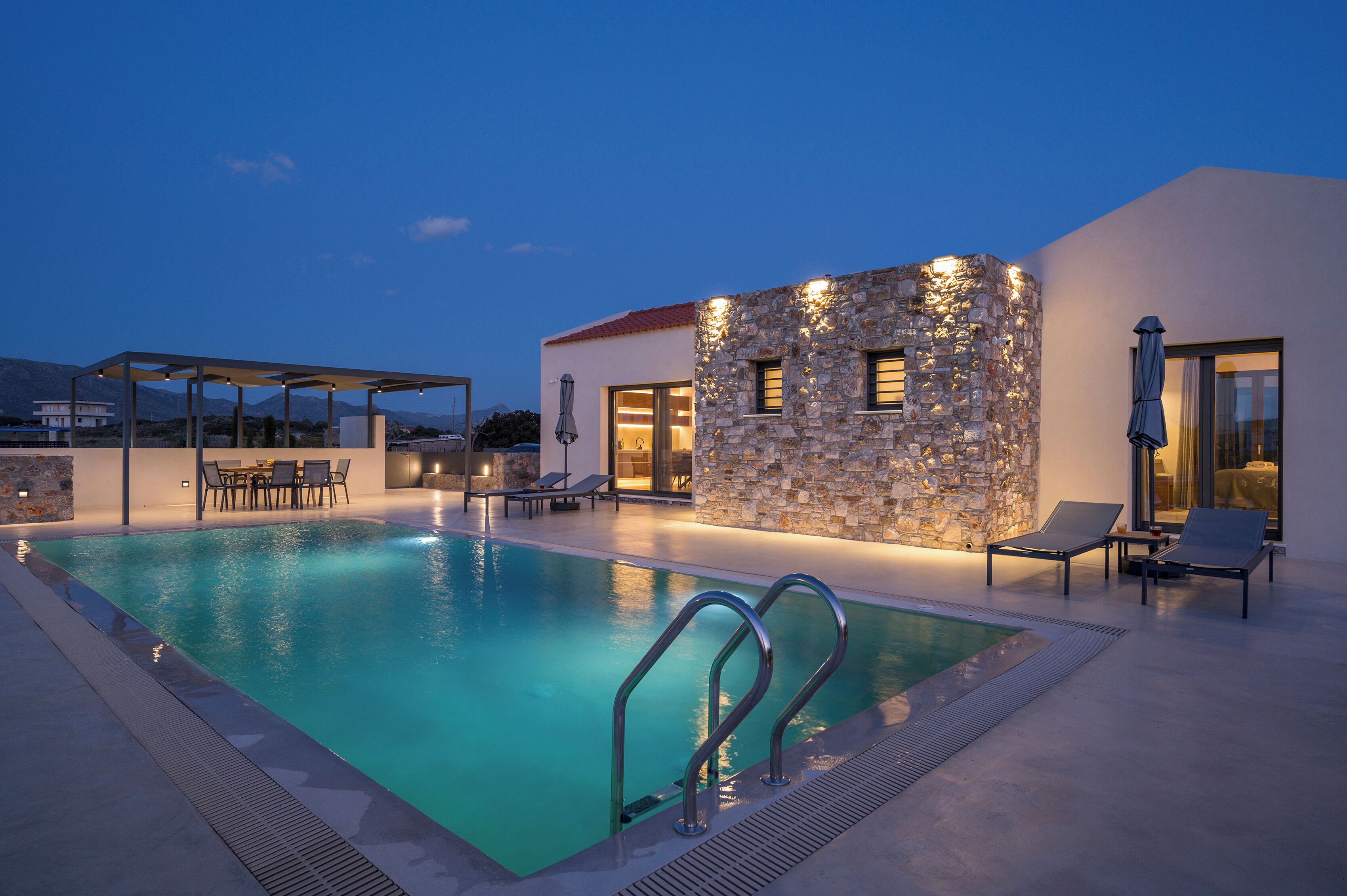 Utendørsbasseng og et oppvarmet basseng