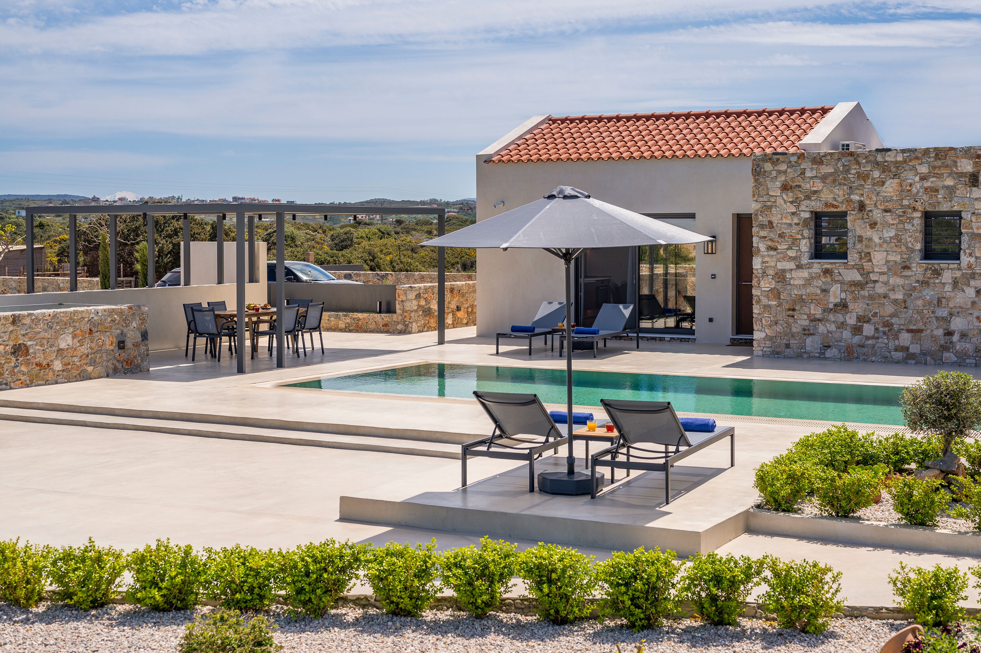 Una piscina al aire libre, una piscina climatizada