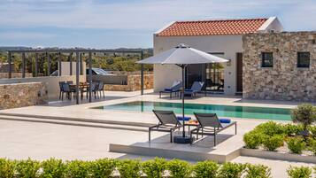 Una piscina al aire libre, una piscina climatizada