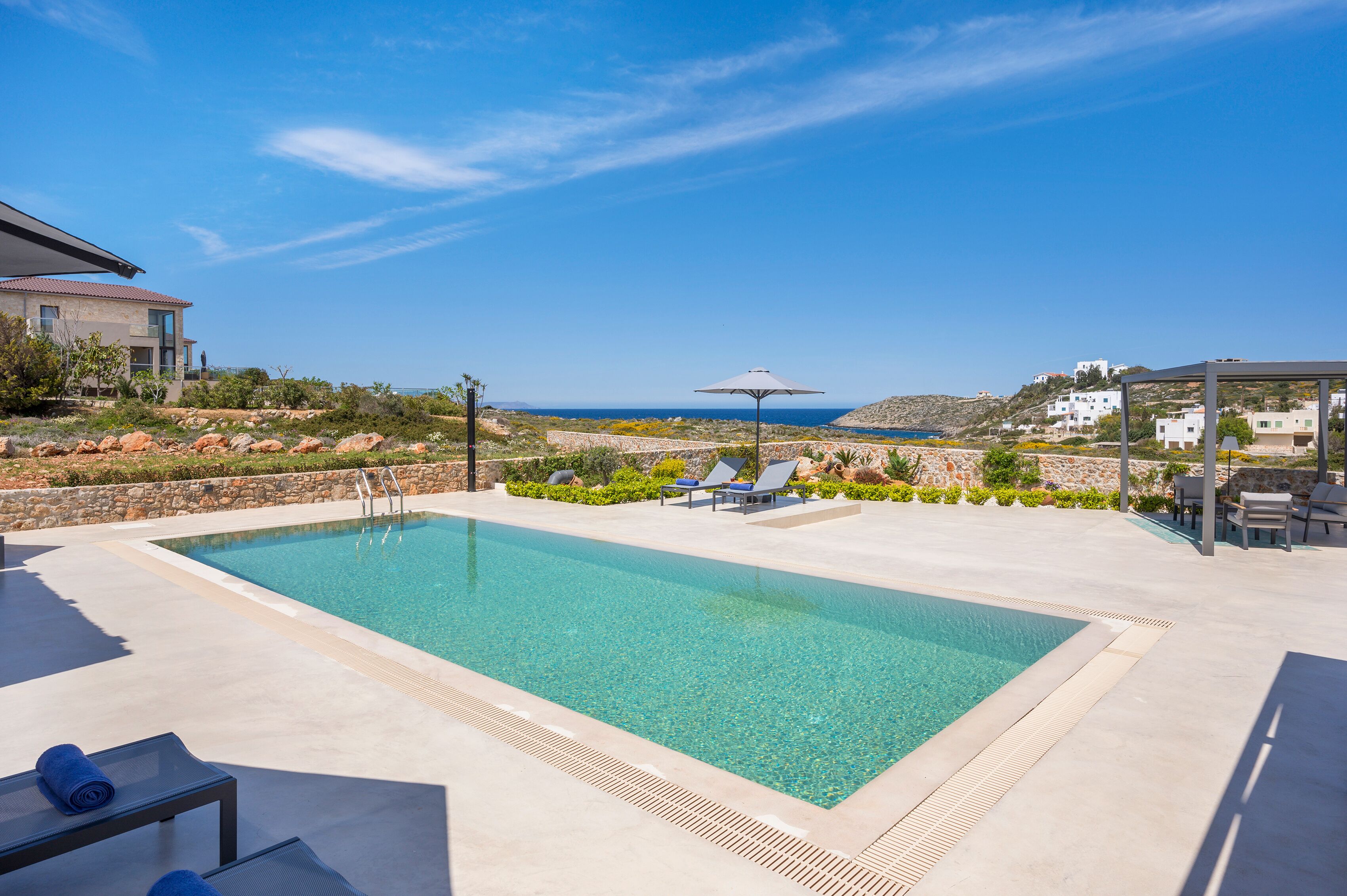 Una piscina al aire libre, una piscina climatizada