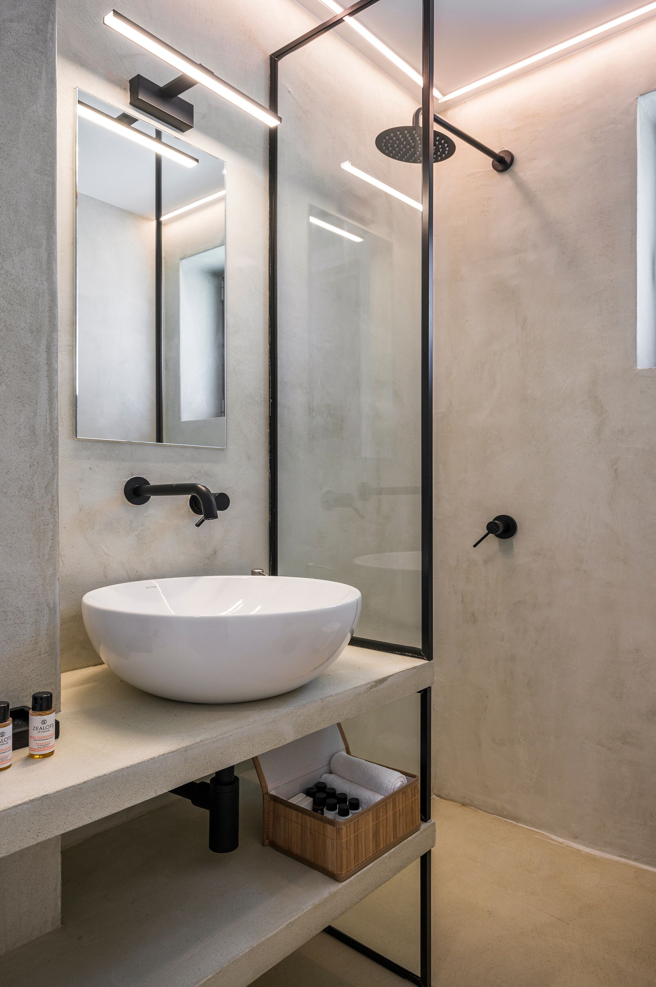 Douche, sèche-cheveux, chaussons, serviettes fournies