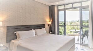 套房, 1 間臥室, 陽台 (1 King, High Floor) | 埃及棉床單、高級寢具、羽絨被、記憶床墊