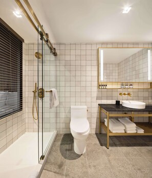 Quarto, 2 camas de casal, vista para a cidade | Banheiro | Chuveiro, produtos de toalete de grife, secador de cabelo 