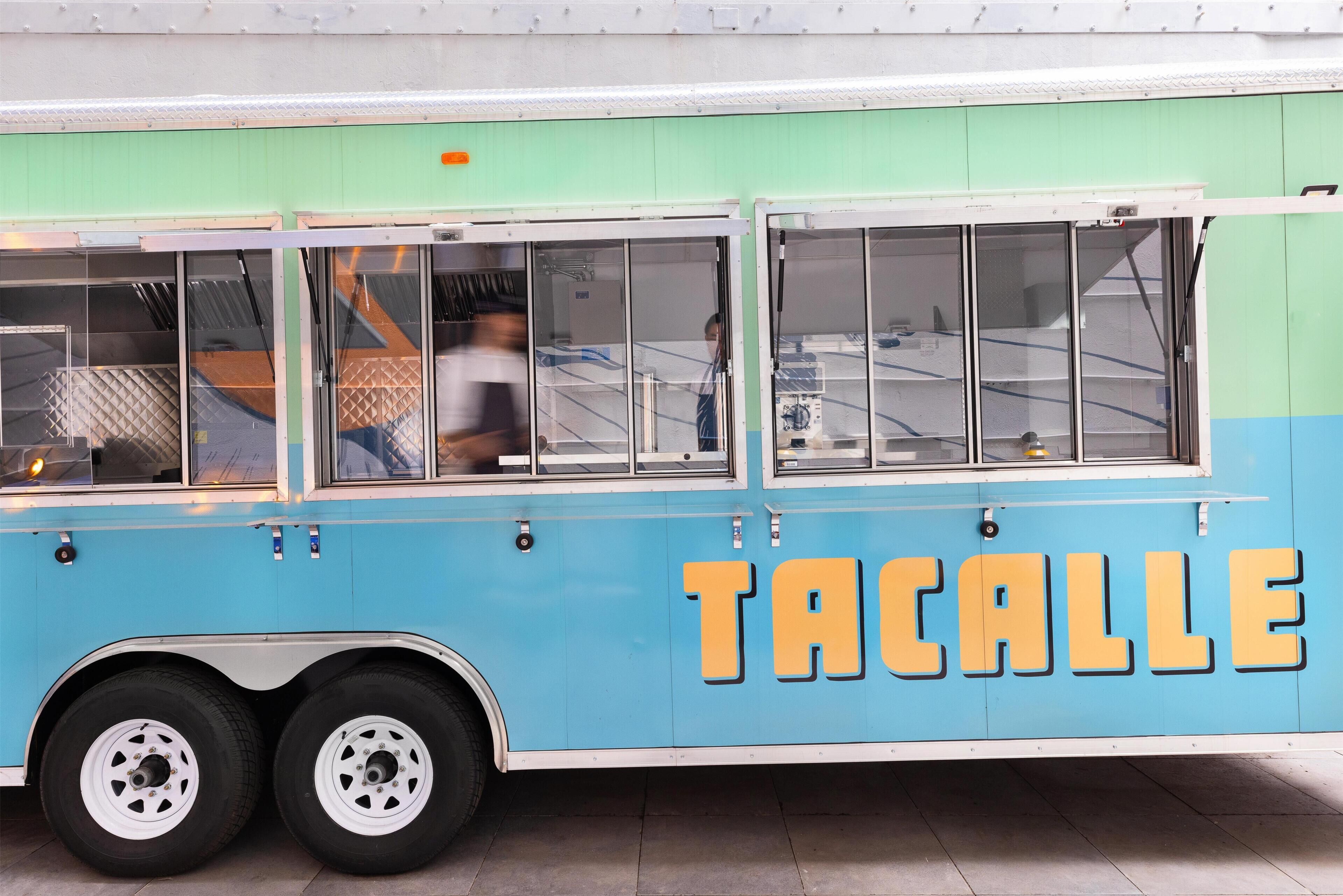 2 restaurantes; se sirve desayuno, almuerzo y cena