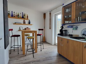 冷蔵庫、電子レンジ、コーヒー / ティーメーカー、電気ポット