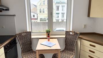 KylskÄp, mikrovÄgsugn, kaffe- och tebryggare och vattenkokare