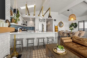 Smart-TV, Kamin, Bücher, Stereoanlage