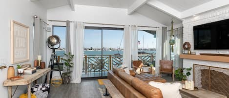 Smart TV, fireplace, books, stereo