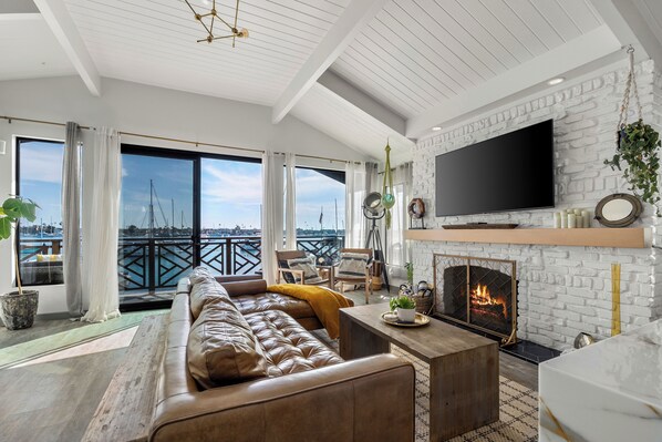 Smart-TV, Kamin, Bücher, Stereoanlage