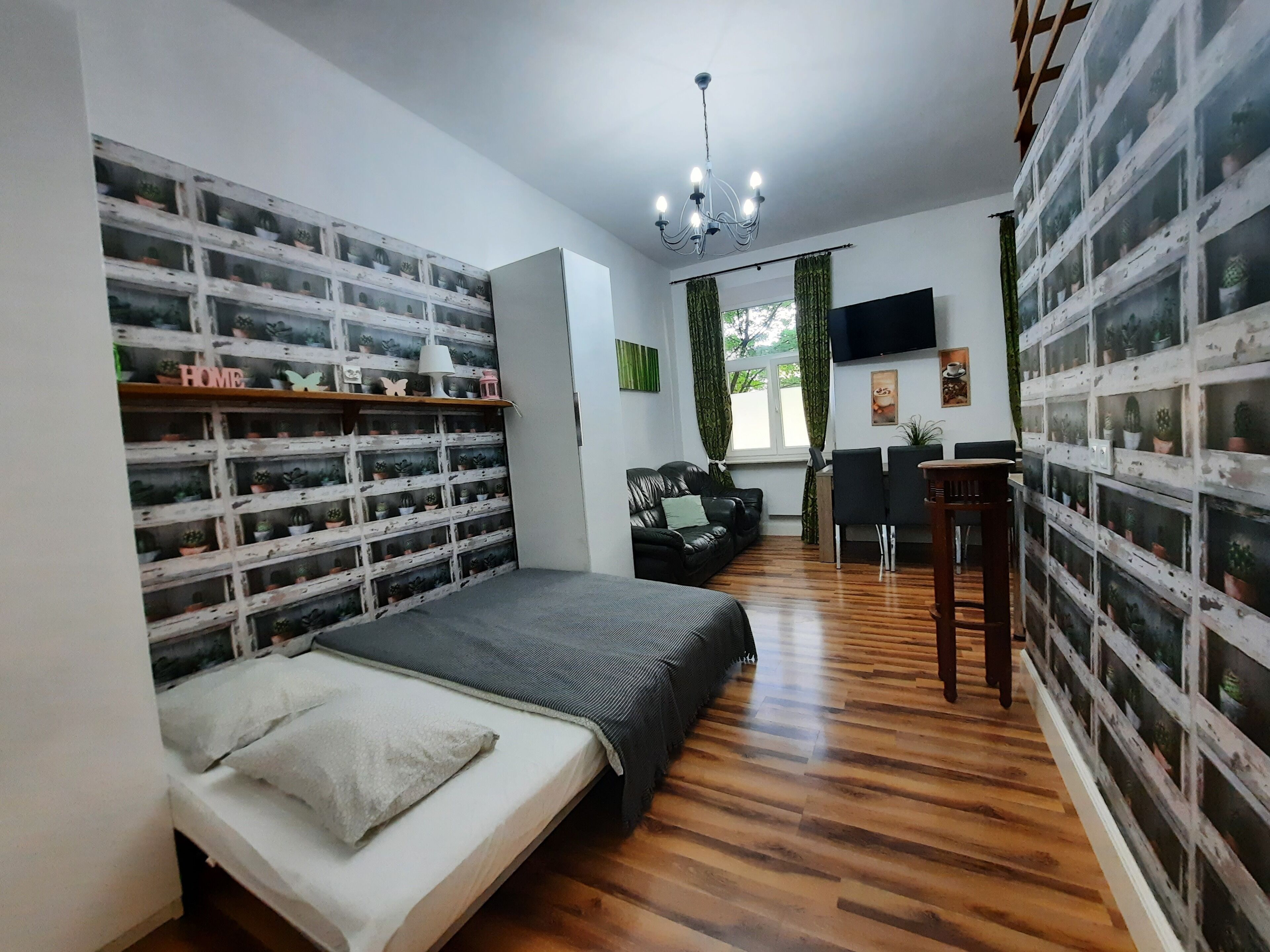 1 soverom, skrivebord, strykejern/-brett og wi-fi (inkludert)