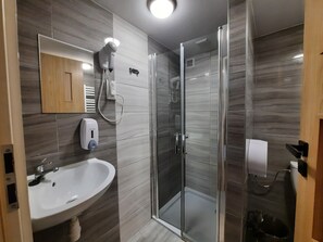 Kombinert dusj/badekar, hårføner, håndklær og såpe