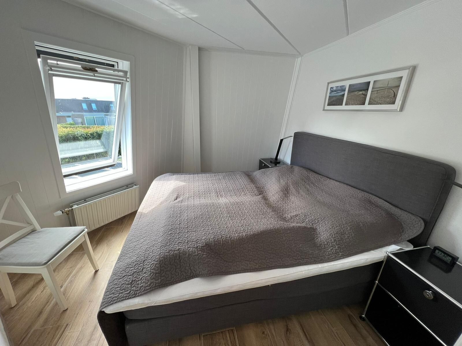 2 slaapkamers, een bureau, een strijkplank/strijkijzer, reisbedje