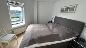 2 slaapkamers, een bureau, een strijkplank/strijkijzer, reisbedje