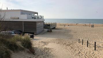 Plage à proximité, chaises longues
