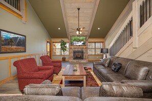 Maison, plusieurs lits, bain à remous | Coin séjour | Télévision de 50 pouces avec chaînes numériques, cheminée