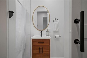Ensemble baignoire-douche, séchoir à cheveux, serviettes fournies, savon