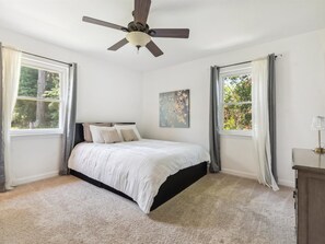 3 bedrooms, desk, iron/ironing board, free WiFi - 10mins to downtown Ranch living on 1/2 acre (Charlotte)