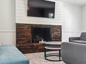 تلفزيون ذكي، تنس طاولة، مكتب