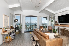 Smart TV, fireplace, books, stereo
