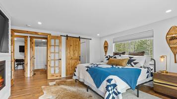 3 chambres, bureau, fer et planche à repasser, lit de bébé portatif