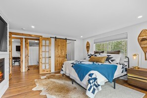 3 habitaciones, escritorio y tabla de planchar con plancha 