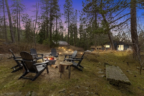 5 acre cabin. 1 min to river access and downtown! 8 min to CDA.