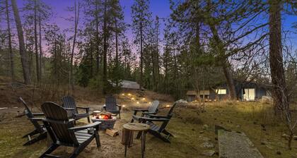 5 acre cabin. 1 min to river access and downtown! 8 min to CDA.