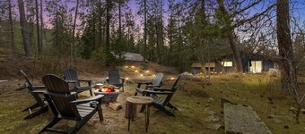 5 acre cabin. 1 min to river access and downtown! 8 min to CDA.