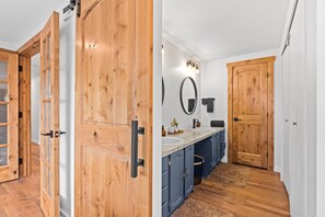 Tina con regadera, secadora de cabello, toallas, jabón 