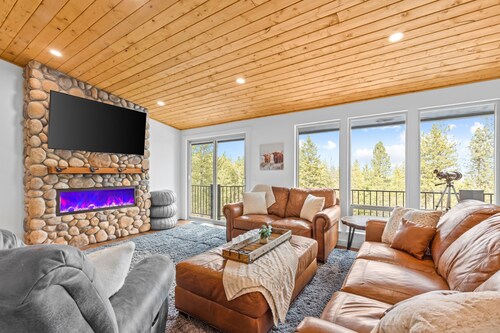 5 acre cabin. 1 min to river access and downtown! 8 min to CDA.