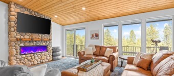 5 acre cabin. 1 min to river access and downtown! 8 min to CDA.