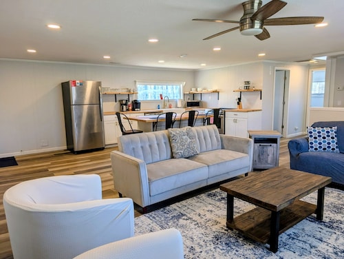 Rockford Ranch Retreat w/ Stocked Pond Dog Friendly!