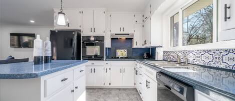 Kühlschrank, Mikrowelle, Ofen, Herdplatte