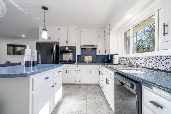 Kühlschrank, Mikrowelle, Ofen, Herdplatte