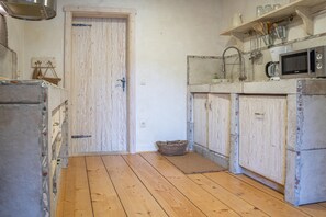 Kühlschrank, Mikrowelle, Herdplatte, Geschirrspüler